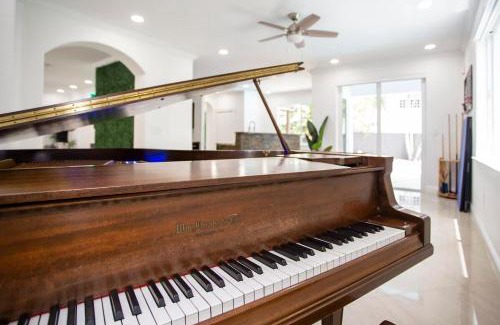 Tamiami Villa | Villa Luxe 5BR Pool & Jacuzzi Fire Pit Piano