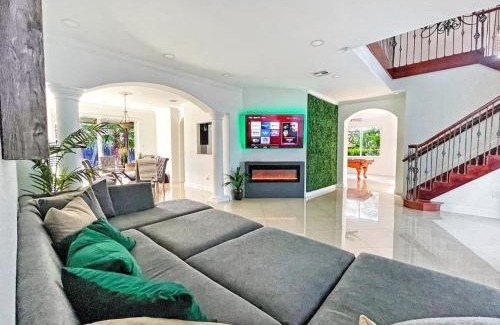 Tamiami Villa | Villa Luxe 5BR Pool & Jacuzzi Fire Pit Piano