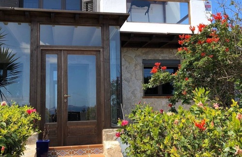 Tinajo House | Villa Macaronima with fantastic views for couples and families