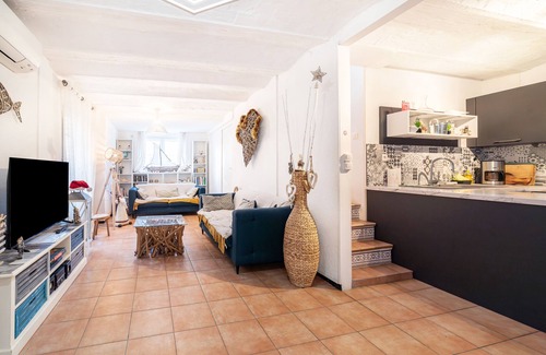 Le Grand Large Villa | Villa 'Maison Type Canetoise' with Private Terrace, Wi-Fi and Air Conditioning