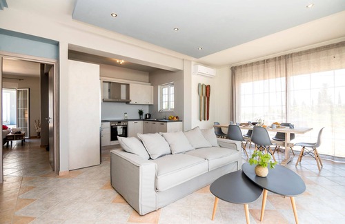 Skala House | Villa Mare★3 BR★Private Pool★Sea Views★Free Parking