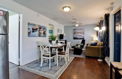 Englewood Cottage | Villa Margarita Sparkles