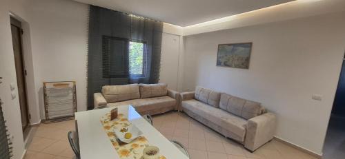 Delvine Apartment | Villa Margot
