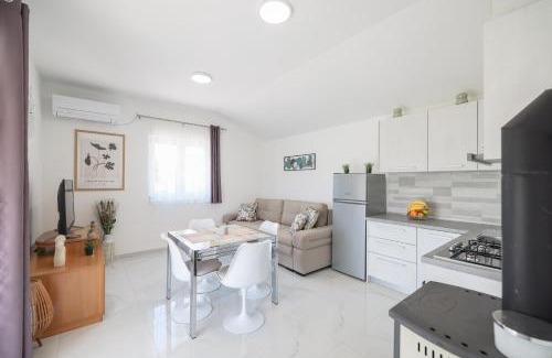 Tinj Villa | Villa Marinerro completely energy self-sustainable surrounded by olive groves and an orchard