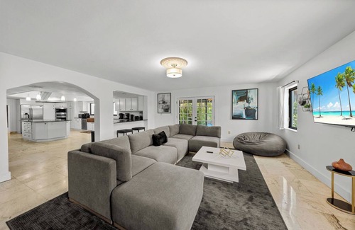West Little Havana House | Villa Maya: 12 BR, 14k sq. ft. estate with pool, pickle ball, bball, disco club!