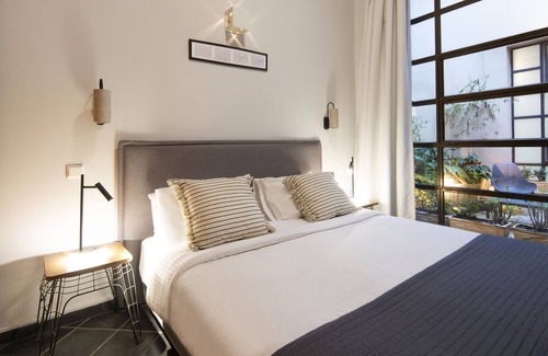Kerameikos Villa | VILLA MELITI: Indoor pool, down town