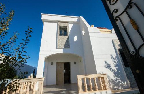 Erriadh Villa | Villa meublée avec piscine et abri de voiture