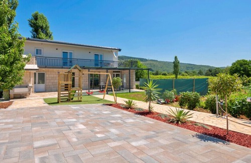 Donji Prolozac Villa | Villa Miki by Villas Guide