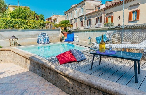 Sant'Agnello Villa | Villa Mira: An elegant and welcoming three-story villa located in the center of Sant'Agnello, with Free WI-FI.