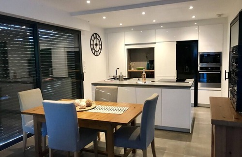 Le Brusc Villa | villa modern and cozy, benefits of standing . Beautiful sand beach 200m!