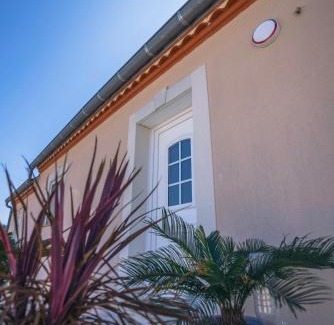 Venejan Villa | Villa moderne avec piscine dans village calme