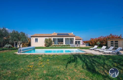 Venejan Villa | Villa moderne avec piscine dans village calme