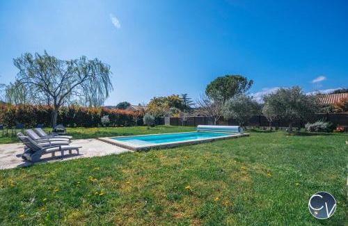 Venejan Villa | Villa moderne avec piscine dans village calme