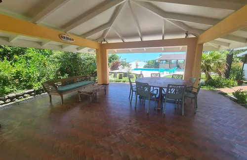 Mahina Villa | Villa Monoihere with a Large Garden and Games, close to Surf Spots