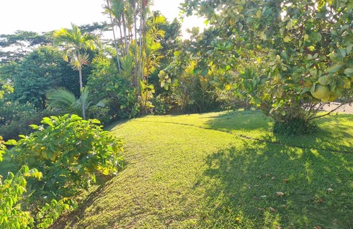 Mahina Villa | Villa Monoihere with a Large Garden and Games, close to Surf Spots