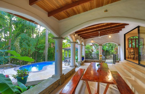 El Cerro House | Villa Monos Bailarines: 2BR Home + 1BR Studio Guest House, Pool & Wildlife!