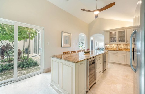 South Sound House | Villa Mora: Luxe Beachfront Villa w/ Backyard Snorkeling, Pool, Spa + Outdoor Kitchen
