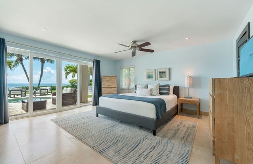 South Sound House | Villa Mora: Luxe Beachfront Villa w/ Backyard Snorkeling, Pool, Spa + Outdoor Kitchen