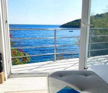 Trstenik Villa | Villa Moro: Beachfront Privacy