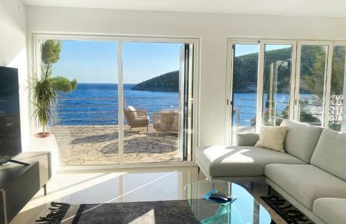 Trstenik Villa | Villa Moro: Beachfront Privacy