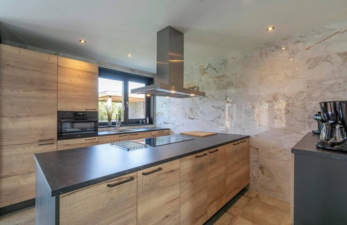 Julianadorp aan zee Villa | Villa near North Holland Beach with Jacuzzi