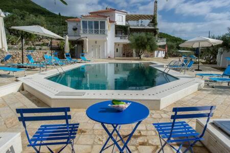 Diasella House | Villa Needa's - New Hope Poolside Studio