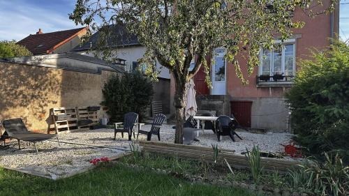 Nevers Apartment | Villa Nelly - Maison spacieuse & jardin