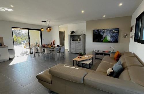 Joyeuse Villa | Villa Neuve avec Piscine Privée Chauffée et sa superbe terrasse