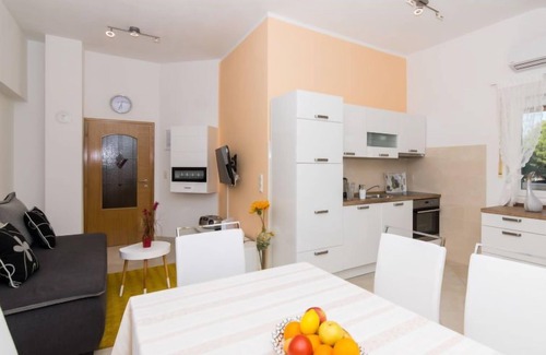 Okrug Gornji Apartment | Villa Nikaroni by Interhome