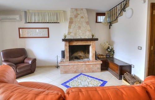 Agropoli Villa | Villa Nives: A spacious three-story villa situated at a short distance from the beach, with Free WI-FI.