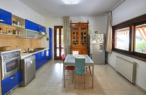 Agropoli Villa | Villa Nives: A spacious three-story villa situated at a short distance from the beach, with Free WI-FI.