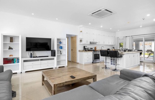 Koyari House | Villa Noah Your Luxurious 4BR Retreat by Bocobay