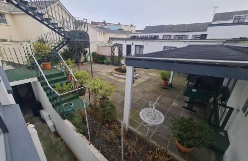St. Helier House | Villa Nova