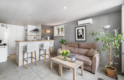 Cuers Apartment | Villa Nui - Comfortable apartment - Summer terrace and private parking.