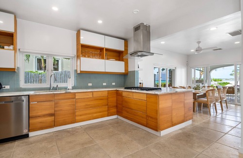 Nassau House | Villa Oasis- Beachfront House with Pool- Close to BahaMar!