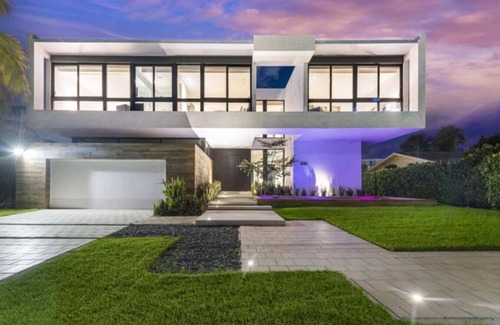 Hallandale Beach House | Villa Okasa: Modern Marvel with Pool + Jacuzzi + Pool Table + BBQ