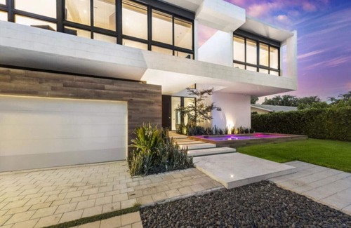 Hallandale Beach House | Villa Okasa: Modern Marvel with Pool + Jacuzzi + Pool Table + BBQ