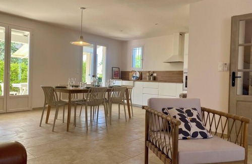 Barjac Villa | Villa on foot from village center