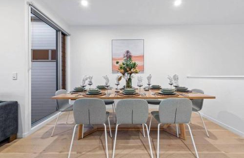 Newport House | Villa on Newport Lake