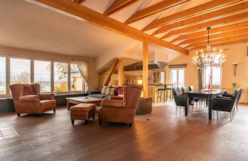 Ahlbeck Apartment | Villa on the beach, spacious loft with direct sea views