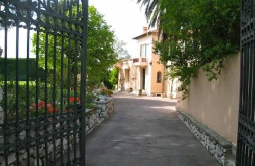 Antibes Villa | VILLA ON THE HILLS OF ANTIBES OVERLOOKING THE BAY