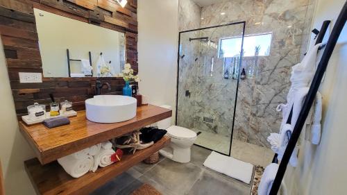 Florence Hall Village House | Villa on the Rocks Fast Wi-Fi 5 mins to beach AC & 55 TV in all rooms