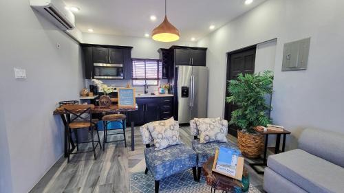 Florence Hall Village House | Villa on the Rocks Fast Wi-Fi 5 mins to beach AC & 55 TV in all rooms
