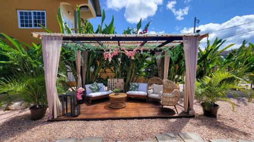 Florence Hall Village House | Villa on the Rocks Fast Wi-Fi 5 mins to beach AC & 55 TV in all rooms