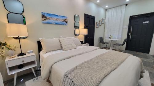 Florence Hall Village House | Villa on the Rocks Fast Wi-Fi 5 mins to beach AC & 55 TV in all rooms