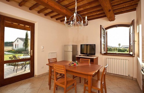 Cannara House | Villa Ornata B: A characteristic and welcoming apartment surrounded by the greenery, with Free WI-FI.