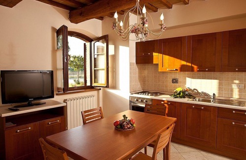 Cannara House | Villa Ornata C: A characteristic and welcoming apartment surrounded by the greenery, with Free WI-FI.