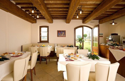 Cannara House | Villa Ornata C: A characteristic and welcoming apartment surrounded by the greenery, with Free WI-FI.