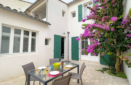 Saint-Martin-de-Re House | Villa overlooking the port with its courtyard