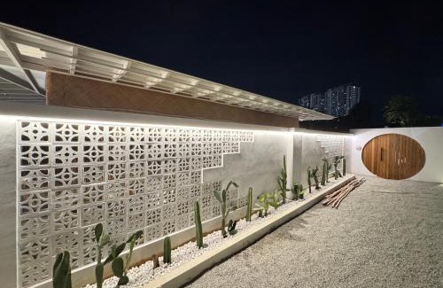 Central District Villa | Villa Paapa & Maama